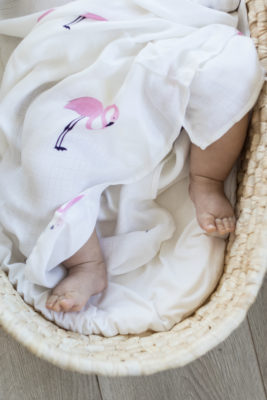 Miękka muślinowa pieluszka od PETITE LAURE otulacz bambusowy. Zestaw otulaczy dla niemowlaka idealny na prezent.