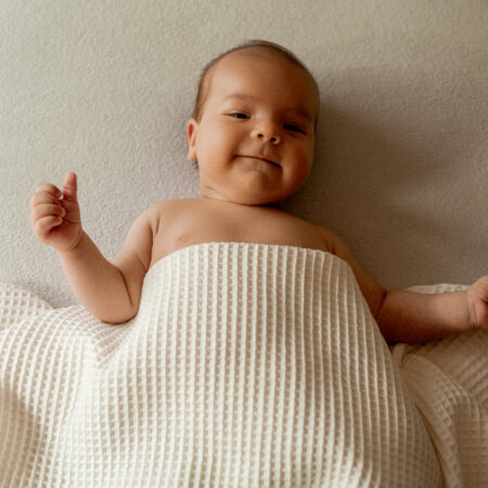 Zestaw prezentowy dla niemowlęcia: otulacz z bawełny w haftowane kwiaty biały, kocyk niemowlęcy bawełniany wafelkowy w kolorze śmietankowym