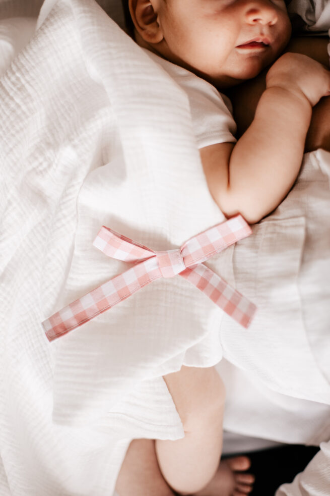 Otulacz niemowlęcy biały bawełna organiczna z kokardka od Petite Laure