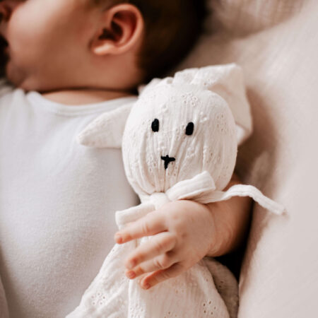 pierwsza przytulanka niemowlaka Doudou króliczek zawieszka ze smoczkiem elegancka haftowana od Petite Laure