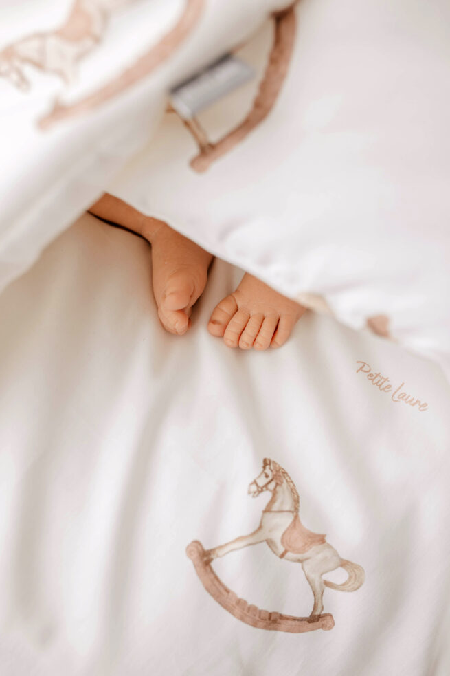 rożek niemowlęcy konik na biegunach różowy od Petite Laure
